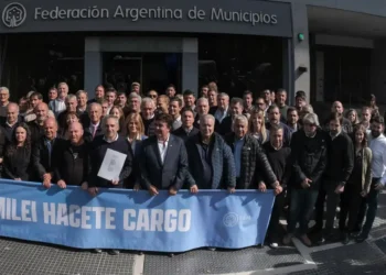 BARENGHI JUNTO A LOS INTENDENTES BONAERENSES EN CAPITAL HUMANO: UN CARTEL FUE LA UNICA RECEPCION QUE TUVIERON