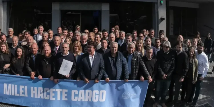 BARENGHI JUNTO A LOS INTENDENTES BONAERENSES EN CAPITAL HUMANO: UN CARTEL FUE LA UNICA RECEPCION QUE TUVIERON