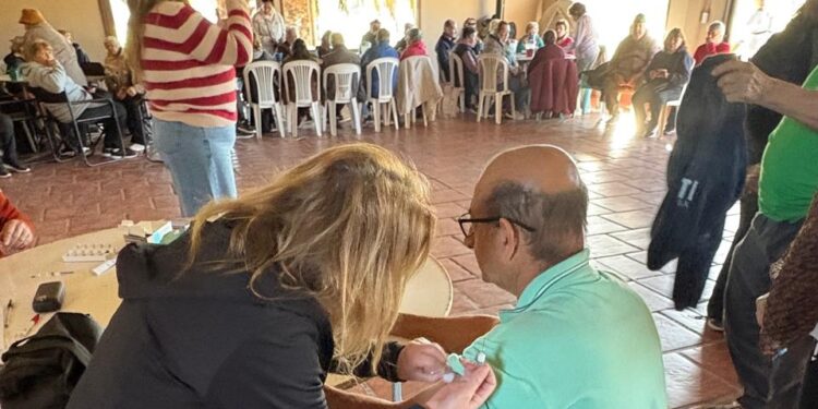 CAMPAÑA DE VACUNACIÓN PAMI: MÁS DE 100 AFILIADOS RECIBIERON LA VACUNA ANTIGRIPAL EN BRAGADO