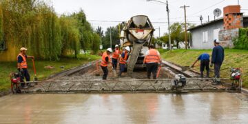 DESPUES DE LAS LLUVIAS, EL MUNICIPIO REANUDO LA OBRA DE PAVIMENTACION