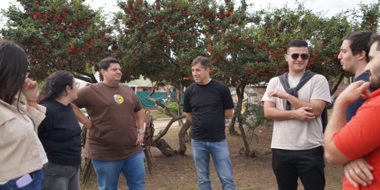 DIRIGENTES Y JÓVENES RADICALES MOSTRARON UNIDAD DE TRABAJO EN ALBERDI CON UNA JORNADA COMUNITARIA Y DE PUESTA EN VALOR