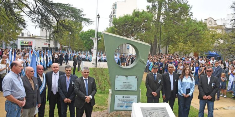 LA VICE PRESIDENTE DE LA NACION ACOMPAÑÓ AL INTENDENTE BRITOS EN EL ACTO POR MALVINAS