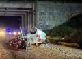 UN AUTO CAYO DEL PUENTE DE LA RUTA 46. EL CONDUCTOR ESTA A SALVO