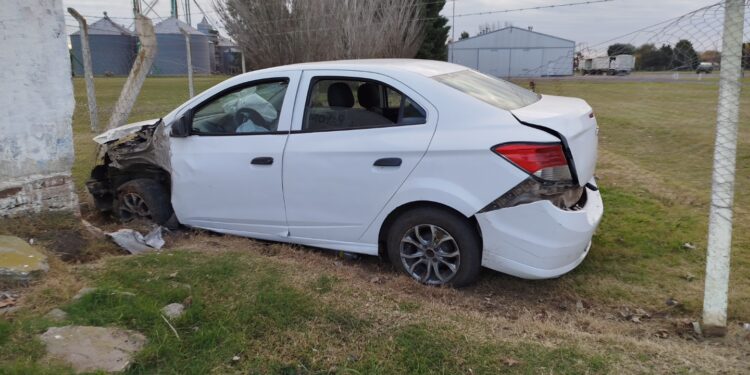 UN AUTOMOVIL SE DESPISTO EN RUTA 5 Y CHOCO FRENTE A LA PLANTA DE LA BRAGADENSE EN SUIPACHA