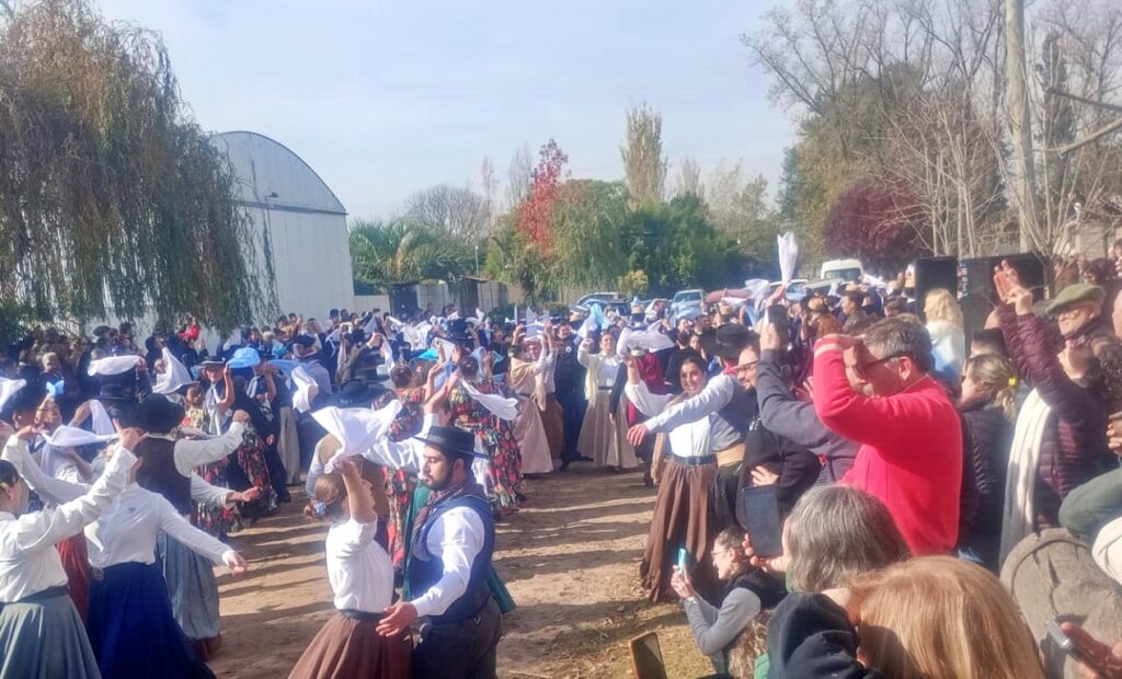 EL 25 DE MAYO Y LA "FIESTA NACIONAL DEL CABALLO": SE REALIZO NUEVAMENTE LA TRADICIONAL CABALGATA 4 cabalgata 25 unojpeg