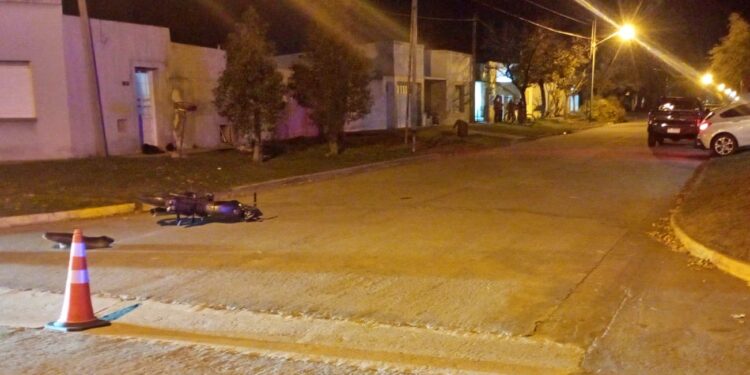 UN MOTOCICLISTA RESULTO CON UNA FRACTURA AL CHOCAR CON UNA CAMIONETA