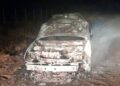 DESTRUCCIÓN TOTAL DE UN AUTOMOVIL POR UN INCENDIO MIENTRAS TRANSITABA POR UN CAMINO VECINAL