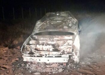 DESTRUCCIÓN TOTAL DE UN AUTOMOVIL POR UN INCENDIO MIENTRAS TRANSITABA POR UN CAMINO VECINAL 6 DESTRUCCIÓN TOTAL DE UN AUTOMOVIL POR UN INCENDIO MIENTRAS TRANSITABA POR UN CAMINO VECINAL