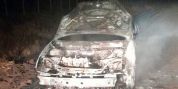 DESTRUCCIÓN TOTAL DE UN AUTOMOVIL POR UN INCENDIO MIENTRAS TRANSITABA POR UN CAMINO VECINAL
