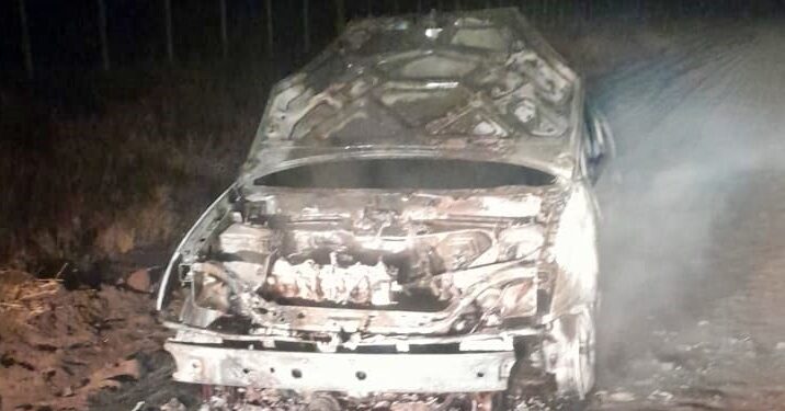 DESTRUCCIÓN TOTAL DE UN AUTOMOVIL POR UN INCENDIO MIENTRAS TRANSITABA POR UN CAMINO VECINAL