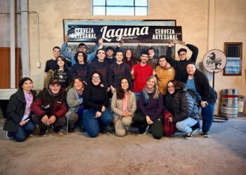 CERVEZA LAGUNA INVITO A LOS ALUMNOS DE LA ESCUELA TECNICA QUE SE PREPARAN PARA VIAJAR A EL BOLSON