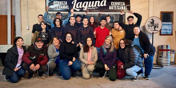 CERVEZA LAGUNA INVITO A LOS ALUMNOS DE LA ESCUELA TECNICA QUE SE PREPARAN PARA VIAJAR A EL BOLSON