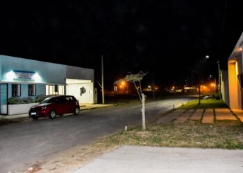 BARRIO LOS EUCALIPTUS: ILUMINARON CON LED EL ACCESO AL CENTRO DE SALUD "DR. ARRIBALZAGA". 11 BARRIO LOS EUCALIPTUS: ILUMINARON CON LED EL ACCESO AL CENTRO DE SALUD “DR. ARRIBALZAGA”.