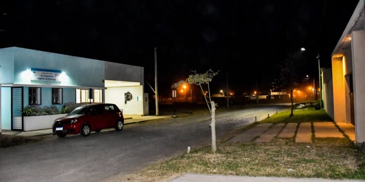 BARRIO LOS EUCALIPTUS: ILUMINARON CON LED EL ACCESO AL CENTRO DE SALUD “DR. ARRIBALZAGA”.