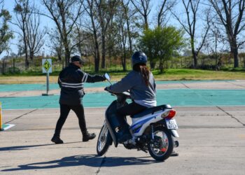 TRANSITO DISPONE DE UNA MOTO PARA QUIENES ACUDAN A DAR EXAMENES DE MANEJO EN LA ESCUELA DE FORMACIÓN DE CONDUCTORES