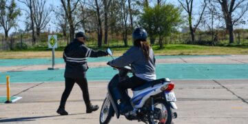 TRANSITO DISPONE DE UNA MOTO PARA QUIENES ACUDAN A DAR EXAMENES DE MANEJO EN LA ESCUELA DE FORMACIÓN DE CONDUCTORES