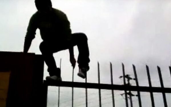 UN VECINO REDUJO A UN DESCONOCIDO QUE ENTRO AL PATIO DE SU CASA CON FINES DELICTIVOS
