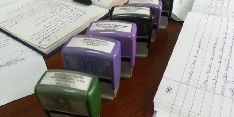 UNA RENUNCIA MAS EN EL CONSEJO ESCOLAR Y VAN..
