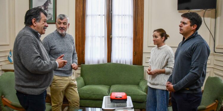 BARENGHI AGRADECIÓ A CAMUZZI LA DONACIÓN DE UN DESFIBRILADOR