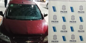 SE MOVILIZABAN EN UN AUTO ROBADO, ESTABAN SUSTRAYENDO CABLES TELEFONICOS Y FUERON APREHENDIDOS.