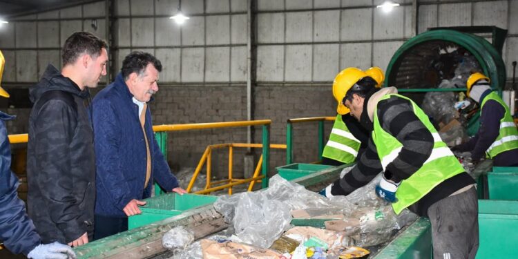 BARENGHI RECORRIÓ LA PLANTA DE RECICLADO. SE PUSO EN MARCHA LA CINTA CLASIFICADORA