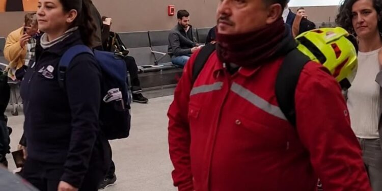 BOMBERO DE ALBERTI TRABAJANDO ENTRE LOS RESCATISTAS EN VENEZUELA
