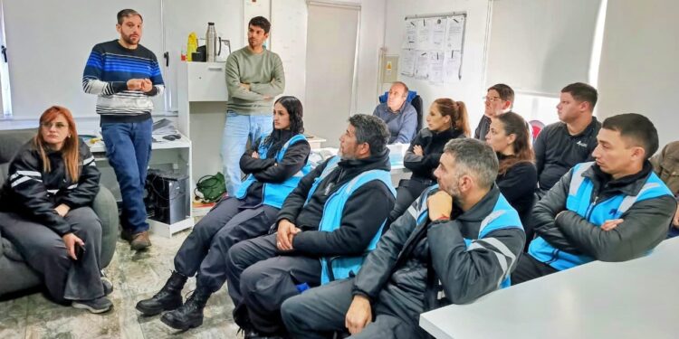 PROFESIONALES DE EDEN BRINDARON UNA CAPACITACIÓN A INSPECTORES SOBRE PROCEDIMIENTOS ANTE CONTINGENCIAS ELÉCTRICAS 1 PROFESIONALES DE EDEN BRINDARON UNA CAPACITACIÓN A INSPECTORES SOBRE PROCEDIMIENTOS ANTE CONTINGENCIAS ELÉCTRICAS