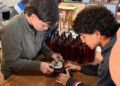 LOS ESTUDIANTES ROBADOS ELABORAN LA CERVEZA QUE LOS ACERCA A SU VIAJE