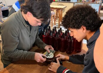 LOS ESTUDIANTES ROBADOS ELABORAN LA CERVEZA QUE LOS ACERCA A SU VIAJE
