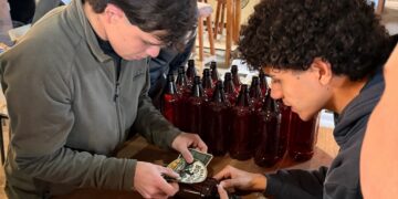 LOS ESTUDIANTES ROBADOS ELABORAN LA CERVEZA QUE LOS ACERCA A SU VIAJE