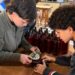 LOS ESTUDIANTES ROBADOS ELABORAN LA CERVEZA QUE LOS ACERCA A SU VIAJE