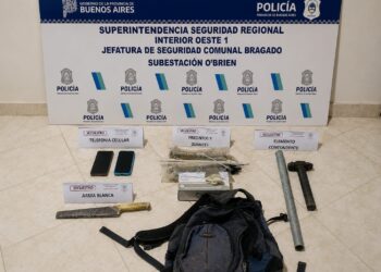 FUERON DETENIDOS DOS INDIVIDUOS DE JUNIN QUE AMENAZARON A UN VECINO DE BRAGADO. ENTRE SUS PERTENENCIAS HABIA GUANTES Y PRECINTOS