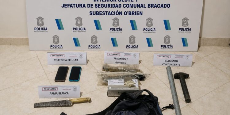 FUERON DETENIDOS DOS INDIVIDUOS DE JUNIN QUE AMENAZARON A UN VECINO DE BRAGADO. ENTRE SUS PERTENENCIAS HABIA GUANTES Y PRECINTOS