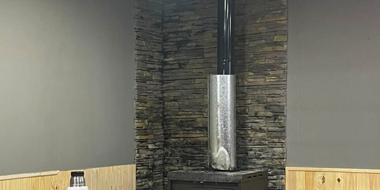 PRINCIPIO DE INCENDIO DE UNA ESTUFA A LEÑA. AFORTUNADAMENTE PUDO SER CONTROLADO