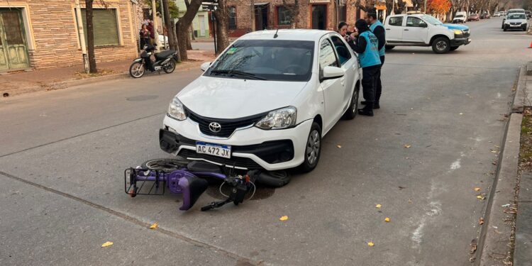 ACCIDENTE ENTRE UN AUTO Y UNA MOTO. UNA MUJER HERIDA