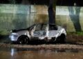 OTRO AUTO TOMO FUEGO EN LA MADRUGADA. INVESTIGAN POSIBLE ILICITO