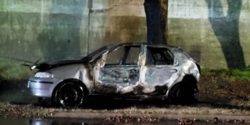 OTRO AUTO TOMO FUEGO EN LA MADRUGADA. INVESTIGAN POSIBLE ILICITO