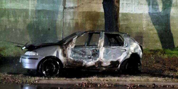 OTRO AUTO TOMO FUEGO EN LA MADRUGADA. INVESTIGAN POSIBLE ILICITO