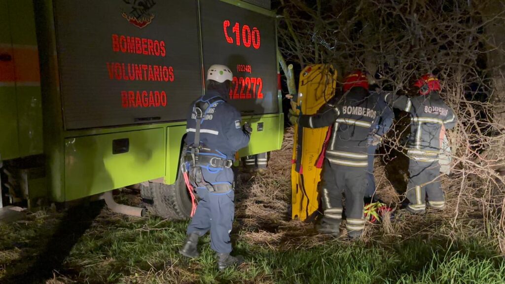 BOMBEROS DE BRAGADO RESCATÓ A UNA PERSONA QUE QUEDÓ ENGANCHADA CON SU PARAPENTE EN LA COPA DE UN ARBOL DE GRAN ALTURA 6 rescate parapente arbol1