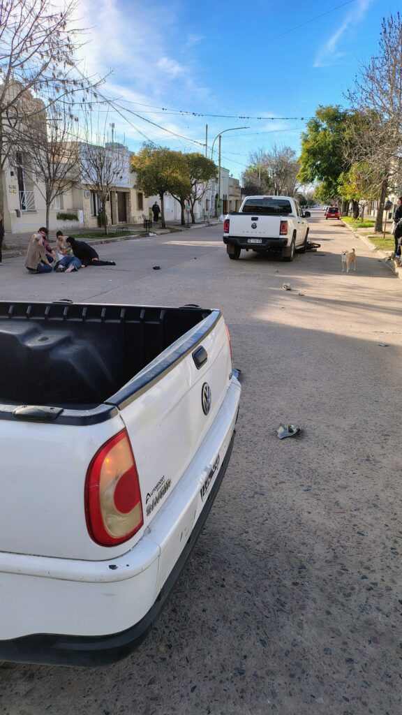 UNA MOTO LITERALMENTE QUEDO DEBAJO DE UNA CAMIONETA. UNA JOVEN HERIDA 6 1000330916
