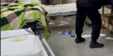 VIDEO DE UNA PERSONA EN ESTADO DE EBRIEDAD CAUSANDO DESTROZOS EN LA GUARDIA DEL HOSPITAL