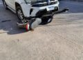 UNA MOTO LITERALMENTE QUEDO DEBAJO DE UNA CAMIONETA. UNA JOVEN HERIDA