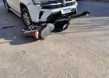UNA MOTO LITERALMENTE QUEDO DEBAJO DE UNA CAMIONETA. UNA JOVEN HERIDA 7 UNA MOTO LITERALMENTE QUEDO DEBAJO DE UNA CAMIONETA. UNA JOVEN HERIDA
