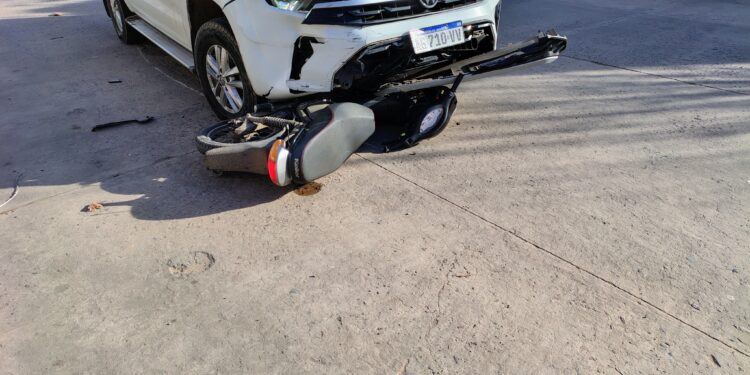 UNA MOTO LITERALMENTE QUEDO DEBAJO DE UNA CAMIONETA. UNA JOVEN HERIDA
