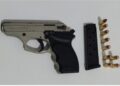INTERCEPTAN EN EL ACCESO PERON A DOS PERSONAS QUE VENIAN EL AMBA PORTANDO UN ARMA DE FUEGO