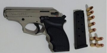 INTERCEPTAN EN EL ACCESO PERON A DOS PERSONAS QUE VENIAN EL AMBA PORTANDO UN ARMA DE FUEGO