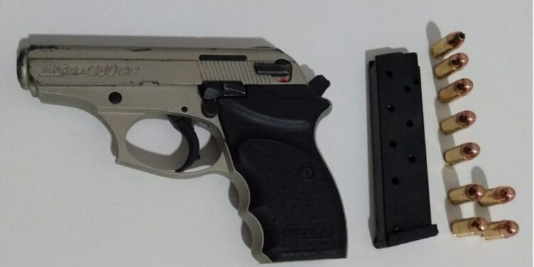 INTERCEPTAN EN EL ACCESO PERON A DOS PERSONAS QUE VENIAN EL AMBA PORTANDO UN ARMA DE FUEGO