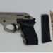 INTERCEPTAN EN EL ACCESO PERON A DOS PERSONAS QUE VENIAN EL AMBA PORTANDO UN ARMA DE FUEGO
