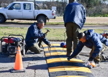 SEGURIDAD VIAL REALIZO EL REEMPLAZO DE REDUCTORES DE VELOCIDAD EN EL ACCESO JUAN DOMINGO PERÓN