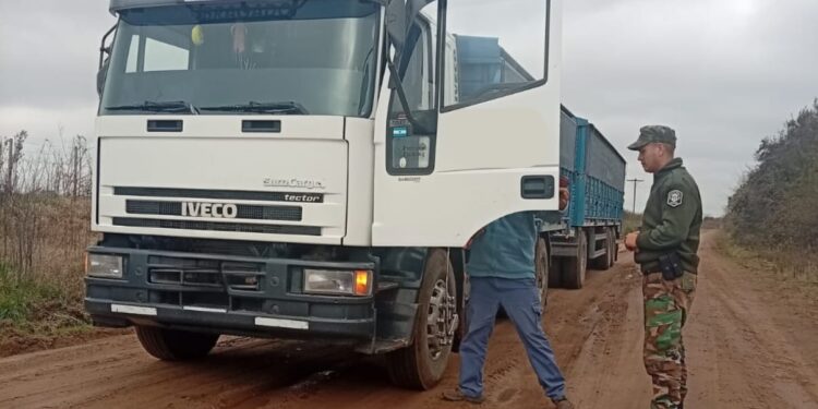 SE INFRACCIONÓ A CAMIONES POR CIRCULAR EN CAMINOS RURALES DENTRO DEL PLAZO DE RESTRICCIÓN